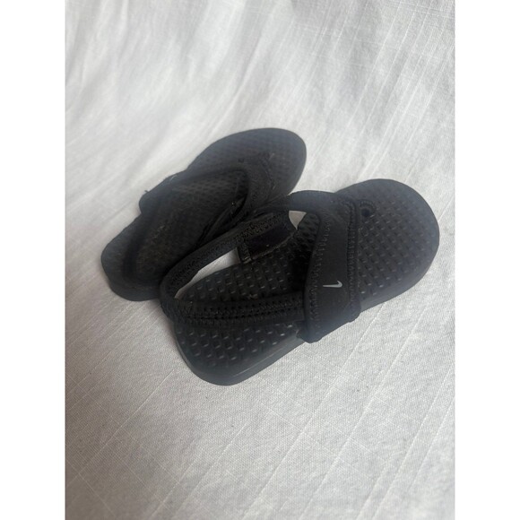 Nike little kid size 7c black flips flop sandals - Picture 3 of 5